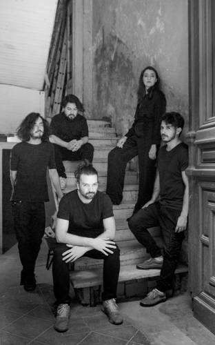 La compositora y ejecutante Gabriela Mandoki y sus compañeros de sonido.