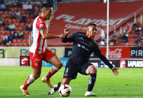 El necaxista Juan Delgado enfrenta la marca de Jefferson Intriago ayer en el estadio Victoria.