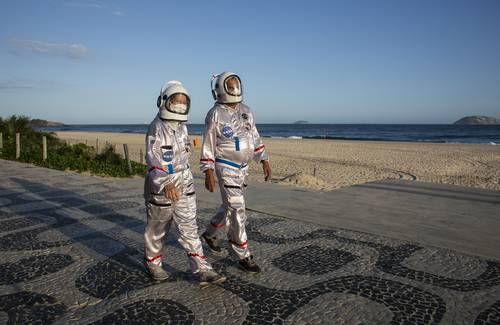 Un matrimonio brasileño volvió a pasear por la playa de Ipanema, en Río de Janeiro, con trajes de astronauta para protegerse de la nueva embestida de Covid.