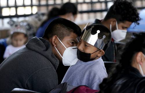 Los guatemaltecos Rogelio Pop y su hijo Andy, de 5 años, fueron trasladados al centro de descanso de un grupo humanitario después de ser liberados por la Oficina de Aduanas y Protección Fronteriza.