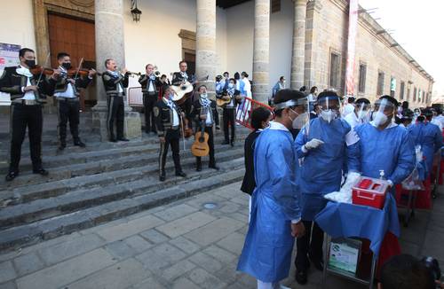 Personal de salud aplicó ayer la vacuna contra el Covid-19 a adultos mayores, frente al Instituto Cultural Cabañas, en el centro de Guadalajara. Mariachis amenizaron la jornada.