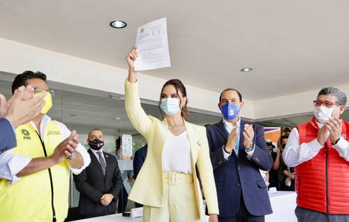 Guadalupe Jones Garay, de la coalición Va por Baja California, se registró ayer como candidata a la gubernatura del estado. La acompañan dirigentes de los partidos que representa.