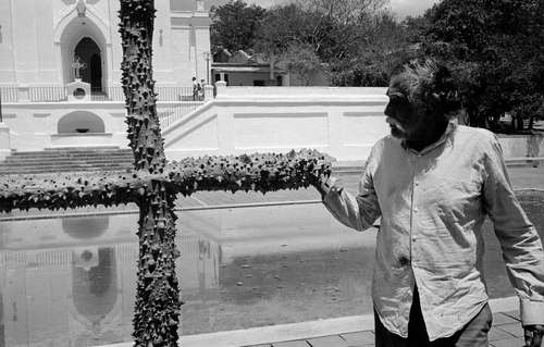  Francisco Toledo en el centro con su última obra antes de morir, en 2019. Foto cortesía del CaSa