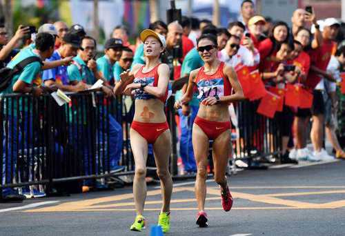 La china Yang Jiayu –en imagen de archivo, a la izquierda)– impuso nuevo récord mundial en los 20 kilómetros de marcha con tiempo de 1:23.49 en el Campeonato Nacional disputado en Huangshan. La anterior marca pertenecía desde 2015 a su compatriota Liu Hong (1:24.38). La campeona del mundo en 2017 se ciñó ayer la corona superando a Hong (1:24.27), oro en los Juegos Olímpicos en Río 2016 y el Mundial de Doha 2019. En la prueba masculina, Wang Kaihua estableció a sus 27 años el tercer mejor registro de la historia con 1:16.54.