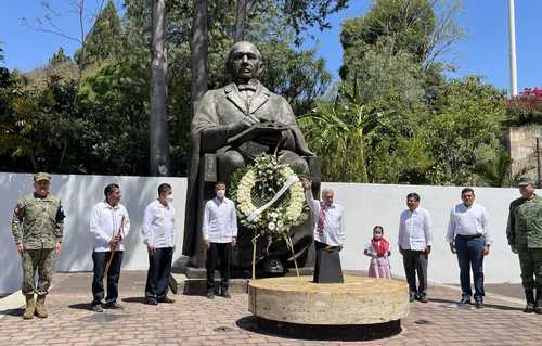 El presidente Andrés Manuel López Obrador encabezó ayer en Oaxaca la ceremonia por el 215 aniversario del natalicio de Benito Juárez García.