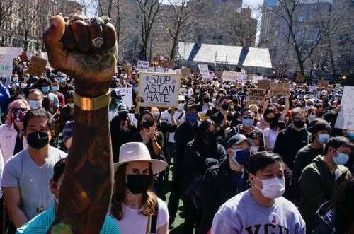 Manifestación contra el odio y creciente violencia hacia los estadunidenses de origen asiático, ayer, en Nueva York. Miles de personas protestaron en varias ciudades de Estados Unidos, días después de que un hombre atacó salones de masajes de propietarios asiáticos en el estado de Georgia. Las protestas se realizaron ayer en Atlanta –donde ocurrió el tiroteo–, Nueva York y Washington. Xin Hua, una participante, dijo estar “realmente enojada” porque la policía de Atlanta aún no ha dicho que el tiroteo fue por motivos raciales.