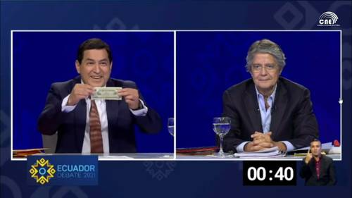 El candidato izquierdista Andrés Arauz y el aspirante de derecha Guillermo Lasso afirmaron ayer en un debate que mantendrán la dolarización implementada en el país desde 2000, en caso de ganar la segunda vuelta presidencial del 11 de abril. “El dólar va a ser la moneda de libre circulación en el Ecuador”, dijo Lasso, un ex banquero conser-vador que se ubicó segundo con 19.74 por ciento de los votos en la primera vuelta del 7 de febrero. En tanto, Arauz, delfín del ex mandatario socialista Rafael Correa (2007-2017), también aseguró que no haría cambios en ese sentido: “Vamos a mantener la dolarización y a fortalecerla”, reportó Afp.