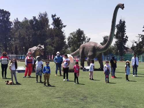 Los primeros cuatro dinosaurios llegaron ayer al parque Iztapasauria, primero en su tipo en la capital, a fin de que niños y adultos conozcan la historia de estos animales prehistóricos. El espacio abrirá sus puertas cuando las condiciones del semáforo epidemiológico lo permitan, con horario de 9 a 17 horas, de martes a domingo.