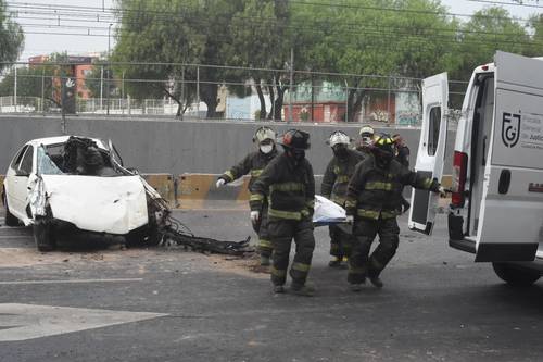 Un policía falleció y otro fue detenido luego de que el conductor de un automóvil Volkswagen Jetta en que viajaban perdió el control y se impactó contra un muro de contención en la calzada Ignacio Zaragoza, a la altura de la calle Octavio Paz, en la colonia Santa Martha Acatitla, alcaldía Iztapalapa. Bomberos apoyaron en las labores de emergencia.