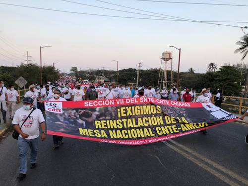 Maestros de las secciones 7 de Chiapas, 18 de Michoacán y 9 de la Ciudad de México, todas pertenecientes a la Coordinadora Nacional de Trabajadores de la Educación, arribaron la tarde de ayer a la ciudad de Juchitán, Oaxaca, donde fueron recibidos por integrantes de la sección 22 de la gremial, quienes les brindaron respaldo y acompañamiento.