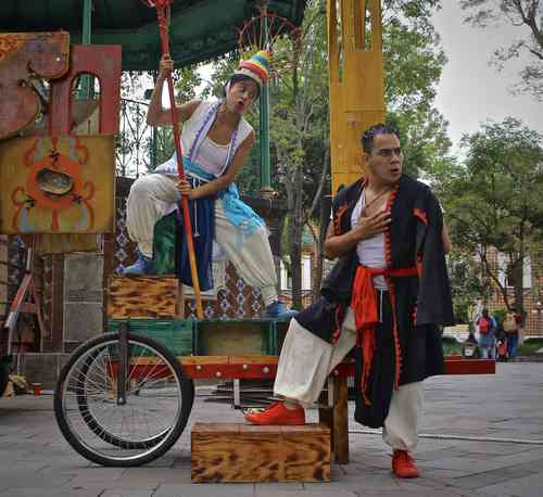  En la imagen, integrantes de Quesillo Teatro, que ofrecerán Ciudad regida por un melón, historia de un gobernante que al sentirse humillado busca quien pague la afrenta. Foto cortesía de Sistema de Teatros de la Ciudad de México