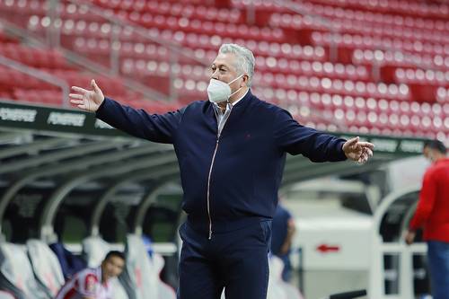 El capitán rojiblanco aseguró que la mala racha del Rebaño en el torneo Guardianes 2021 no es culpa del técnico Víctor Manuel Vucetich, ya que los jugadores “hemos tenido muchos errores, pero Vucetich no puede entrar (a la cancha) y corregirnos. En los entrenamientos es muy puntual en lo que debemos mejorar, hemos fallado individualmente y eso afecta al equipo”.