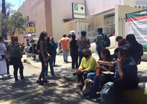 Se informó que la SEP ya cuenta con un protocolo para el regreso a clases presenciales. En la imagen, familiares de enfermos afuera del Hospital General de Zona 1A Dr. Rodolfo Antonio de Mucha Macías.