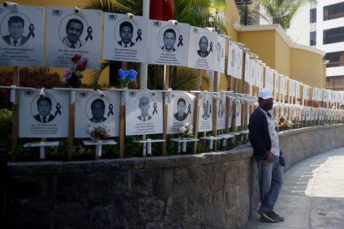 Exposición con imágenes de doctores fallecidos por Covid-19 en el exterior del Colegio Médico de Perú, en Lima, capital de ese país, en el que al menos 400 médicos han muerto a causa de la enfermedad.