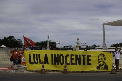  Simpatizantes de Lula, protestan frente al Supremo Tribunal Federal, ayer en Brasilia. Foto Xinhua
