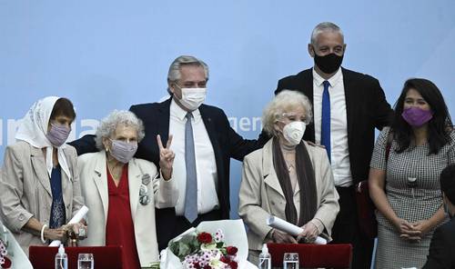 El presidente de Argentina, Alberto Fernández, al centro, luego de entregar el premio Juana Azurduy a 71 madres y abuelas de Plaza de Mayo, ayer, en la Casa Rosada de Buenos Aires, en vísperas del 45 aniversario del golpe militar.