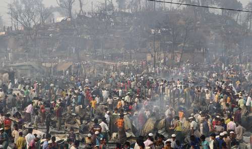 Asilados rohinyás en el campamento de Balukhali, en el sur de Bangladesh, donde ayer se registró una conflagración devastadora. Según un balance provisional, hay también 560 personas heridas y 45 mil desplazadas.