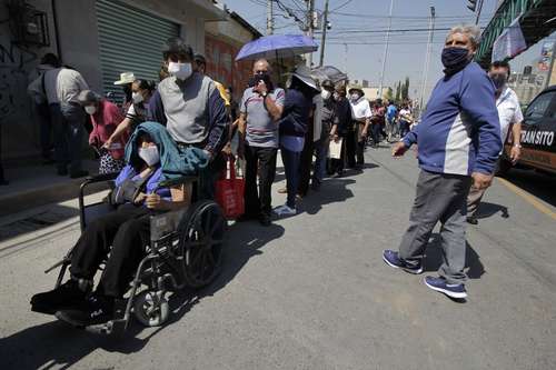 Ayer se inició la jornada de vacunación contra Covid-19 en el municipio mexiquense de Chimalhuacán, donde se aplicarán 55 mil dosis en tres días; el martes desde muy temprano se formaron largas filas. La imagen fue tomada en el módulo ubicado en la escuela secundaria Izcóatl, en el barrio de Xochiaca.