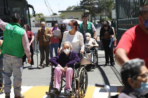 Durante la aplicación de la vacuna contra el Covid-19 a adultos mayores en las antiguas instalaciones de la Primera Región Militar, en avenida Alberto Santos Dumont, colonia Aviación Civil.