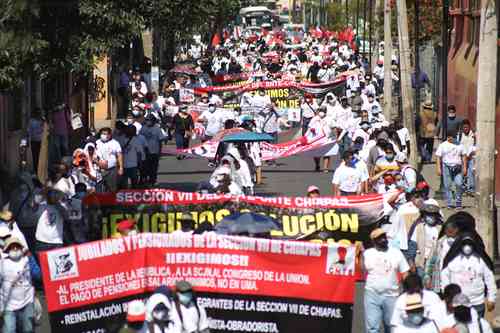 Integrantes de las secciones 7 de Chiapas y 22 de Oaxaca marcharon ayer en la capital de este último estado.