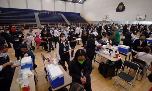 Adultos mayores de Tlalpan acudieron ayer a la Preparatoria 5 de la UNAM para recibir la vacuna del laboratorio chino Sinovac.