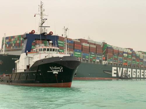 El gigantesco carguero Ever Given quedó atravesado en el tramo sur del canal de Suez.