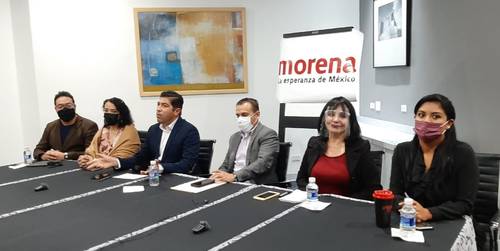 El delegado de Morena, Ricardo Velázquez, senador por Baja California Sur (al centro), presentó en Tijuana los resultados de la encuesta de Morena para postular candidatos. Lo acompañan Darío Benítez, abanderado en Tecate; Aracely Brown, de Playas de Rosarito; el alcalde de Ensenada, Armando Ayala; Norma Bustamante, que competirá por Mexicali, y Monserrat Caballero, quien buscará la alcaldía de Tijuana.