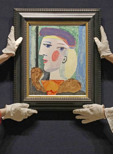 La casa británica Bonhams subastará hoy en Nueva York el retrato Femme au Beret Mauve, de Pablo Picasso. El cuadro, estimado entre 10 y 15 millones de dólares, no había sido visto desde hace casi 40 años, por lo que será expuesto en otras ciudades del mundo antes de la puja.