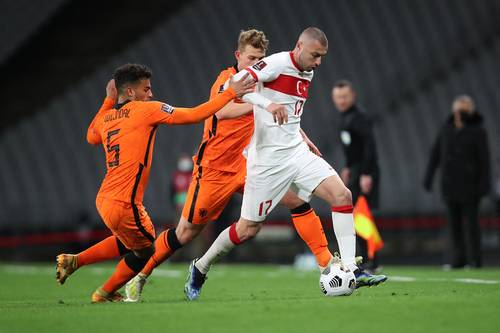 Burak Yilmaz fue la estrella de Turquía en el triunfo 4-2 sobre los holandeses, al marcar un triplete.