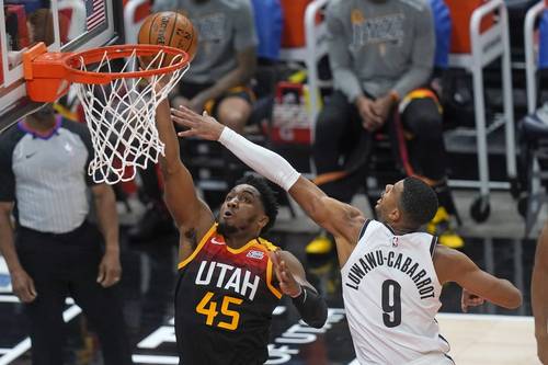 Donovan Mitchell (45), de los Utah Jazz, va a la canasta mientras Timothe Luwawu-Cabarrot (9), de los Brooklyn Nets, defiende en un juego de la NBA, en Salt Lake City.