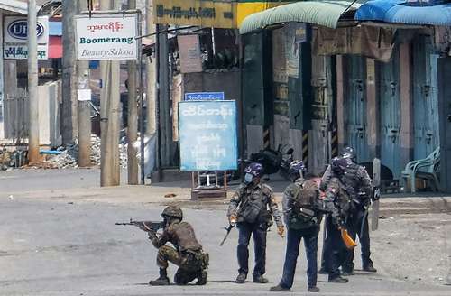 Las fuerzas de seguridad abrieron fuego contra los manifestantes ayer en Myanmar, cuya junta en el poder fue objeto de sanciones de Estados Unidos y Reino Unido. Tom Andrews, relator especial de la ONU para ese país, pidió una cumbre internacional de emergencia, juzgando demasiado lenta y poco firme la respuesta internacional al golpe de Estado. La imagen, tomada y recibida de una fuente anónima en Facebook, muestra a las fuerzas de seguridad en una calle de Taunggyi, en el estado de Shan.