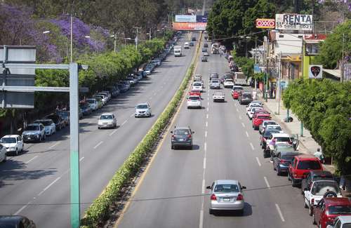 Con largas filas y un retraso hasta de dos horas, ayer dio inicio la campaña de vacunación para adultos mayores en Cuernavaca, Morelos. Los pacientes esperaron hasta 15 horas sin sanitarios ni otros servicios básicos en las tres sedes: campus Chamilpa de la Universidad Autónoma del Estado de Morelos, para automovilistas, y para quienes llegaron a pie, la unidad deportiva Fidel Velázquez y la primaria Narciso Mendoza, en las colonias Bugambilias y Amatitlán, respectivamente.