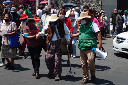 Adultos acudieron puntuales a su cita para recibir la vacuna contra el Covid-19 en el Centro de Exposiciones y Congresos de Ciudad Universitaria.