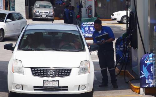 La Secretaría de Hacienda y Crédito Público retiró el subsidio a la gasolina premium para las siguientes dos semanas. Con ello, los consumidores de la gasolina más limpia en el país pagarán 4.31 pesos al fisco por cada litro a partir del 27 de marzo y hasta el 9 de abril. Durante ese periodo, el apoyo federal a la gasolina magna, la de mayor consumo, será de 32.02 por ciento, y el fisco captará 3.47 pesos por cada litro. El subsidio para el diésel será de 7.60 por ciento, lo que aportará una recaudación de 5.19 pesos por litro.