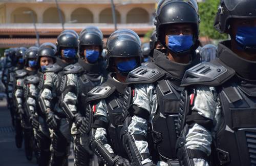 Elementos de la Guardia Nacional marchan durante la presentación de los agrupamientos para el rescate humanitario, en Tapachula, Chiapas, ante enviados del gobierno de Guatemala.