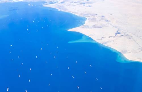Cientos de barcos esperan para cruzar por el canal de Suez. Una ruta alterna por el cabo de Buena Esperanza representa siete días de recorrido extra y el gasto de combustible para 9 mil kilómetros .