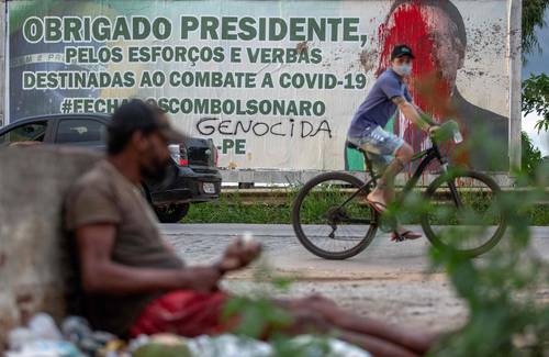 En protesta por el manejo de la pandemia de coronavirus, este cartel con la imagen del presidente Jair Bolsonaro fue vandalizado, en Carpina, estado de Pernambuco.