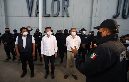 El gobernador de Oaxaca, Alejandro Murat, ayer en el cuartel de la Policía Estatal ubicado en el municipio de Santa María Coyotepec.