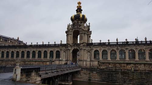 El palacio barroco Zwinger, inspirado en Versalles, alberga importantes museos; en uno se puede apreciar la Madonna Sixtina, de Rafael, de hace 500 años.