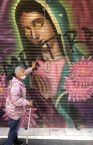  Una señora pide a la Virgen de Guadalupe que termine la pandemia. Foto Luis Castillo