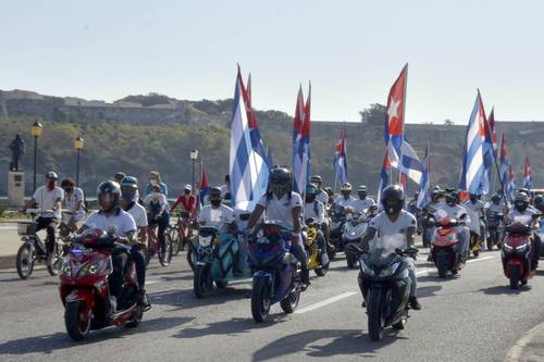 Motociclistas recorrieron ayer el emblemático Malecón de La Habana, durante una singular caravana para demandar el fin de las sanciones que desde hace más de medio siglo Estados Unidos aplica a la isla.