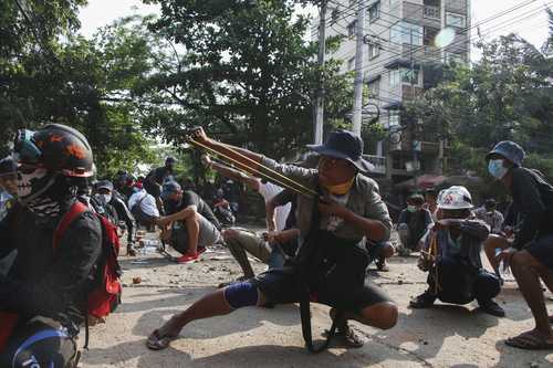 Antigolpistas utilizan hondas para enfrentarse a la policía en el municipio de Thaketa, en Rangún, ayer. Los manifestantes presionan en sus demandas por el retorno a la democracia. Foto Ap