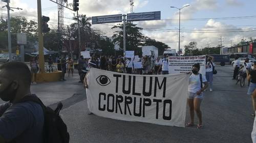 Ayer por la tarde, más de 100 personas marcharon en Tulum y se plantaron frente a las oficinas de seguridad pública para protestar por la muerte de una mujer salvadoreña a manos de cuatro elementos de la Policía Quintana Roo y exigir que el crimen no quede impune.
