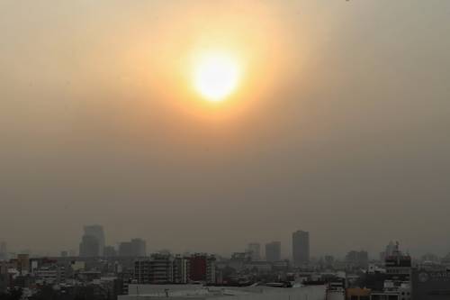 Aspecto del poniente de la Ciudad de Mexico la tarde de ayer, durante la densa tolvanera provocada por el fuerte viento con rachas de 60 kilómetros por hora.