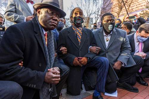  El abogado de la familia Floyd, Ben Crump (izquierda); el reverendo Al Sharpton (centro), y un hermano de George Floyd, ayer, frente al Centro de Gobierno del Condado de Hennepin, durante la apertura del juicio contra el ex policía de Minneapolis, Derek Chauvin. Foto Afp