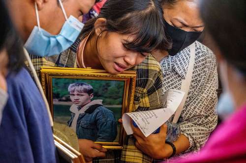 Familiares durante el funeral de un joven manifestante, falle-cido durante la represión de las fuerzas de seguridad contra las protestas en Taunggyi, estado de Shan, por el golpe militar en Myanmar.