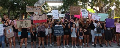 Ciudadanas de Tulum, Quintana Roo, marcharon ayer de la avenida Satélite a la explanada del palacio municipal en repudio a los feminicidios cometidos en la entidad, entre ellos el de Victoria Esperanza Salazar, a manos de policías estatales.