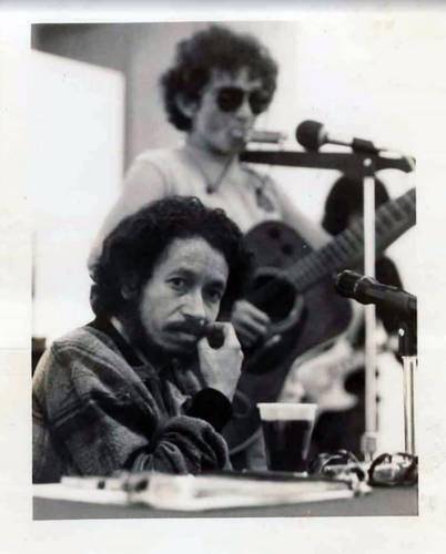 Molina, en la presentación de uno de sus poemarios, el 9 de julio de 1985. Al fondo, el cantautor Rockdrigo González.