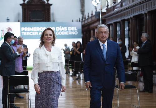 El presidente Andrés Manuel López Obrador, acompañado de su esposa, Beatriz Gutiérrez, aseguró que para garantizar el crecimiento se debe aminorar la violencia.