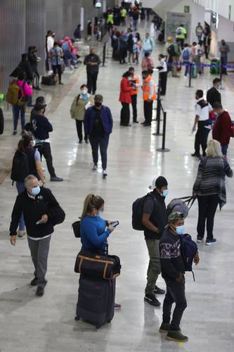 Los pasillos del Aeropuerto Internacional de la Ciudad de México estuvieron concurridos aunque en menor cantidad que los días previos. Se espera que este miércoles aumente la cantidad de viajeros pese a la pandemia.